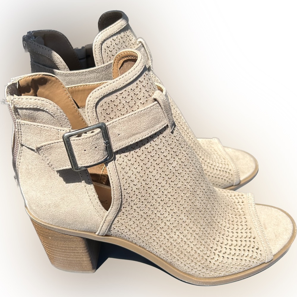 Universal Thread Edith Heels Taupe